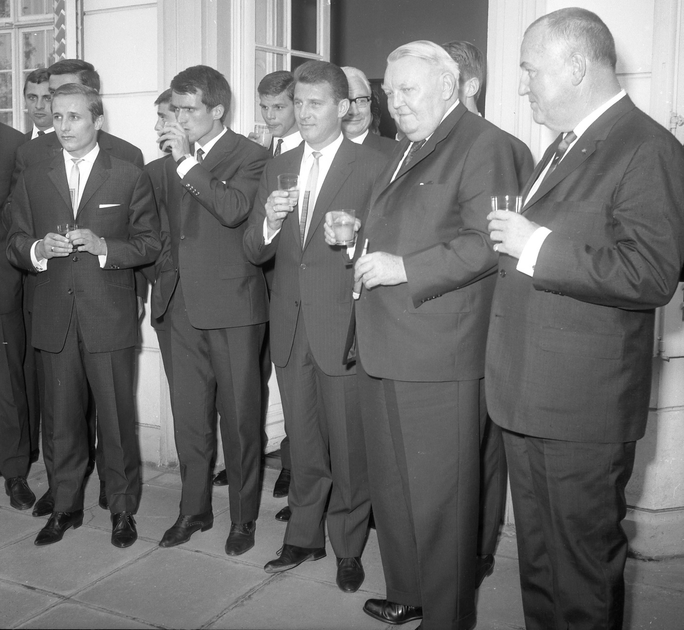 Abb. 1.18.2 Franz Kremer (ganz rechts) und das Meisterteam des 1. FC Köln (Saison 1963/64) beim Empfang durch den Bundeskanzler Ludwig Erhard (Zweiter von rechts). Foto: Imago Images/ Horstmüller