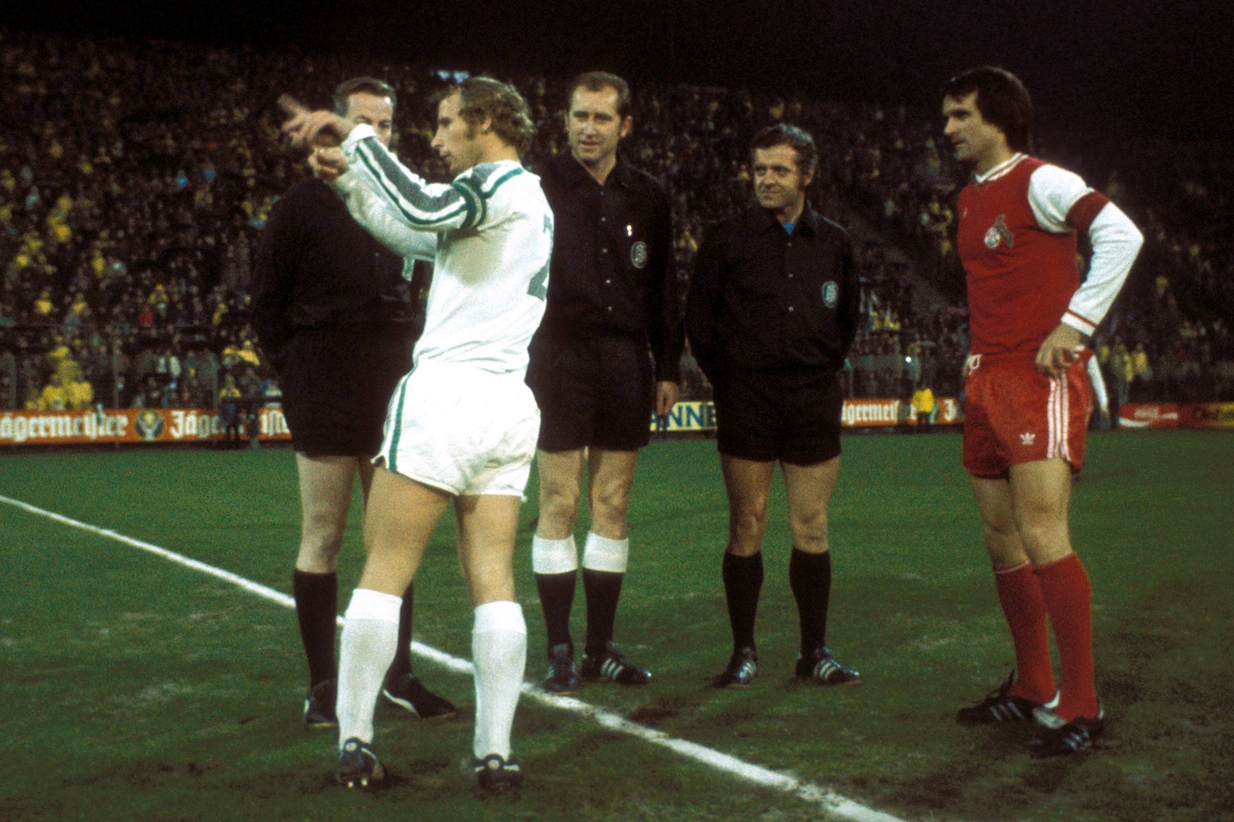 Gladbach gegen Köln. Im Bild die langjährigen Kapitäne Vogts (l.) und Overath (r.). Foto: Imago Images