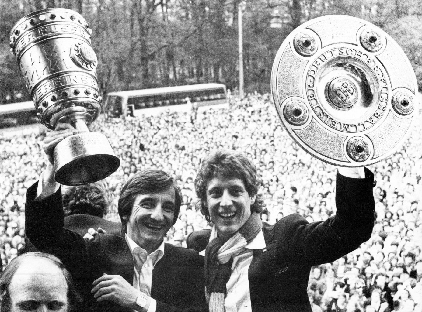 Der letzte große Erfolg: Toni Schumacher (r.) und Hennes Löhr (l.) mit der Meisterschale und dem DFB-Pokal 1978. Foto: Imago Images