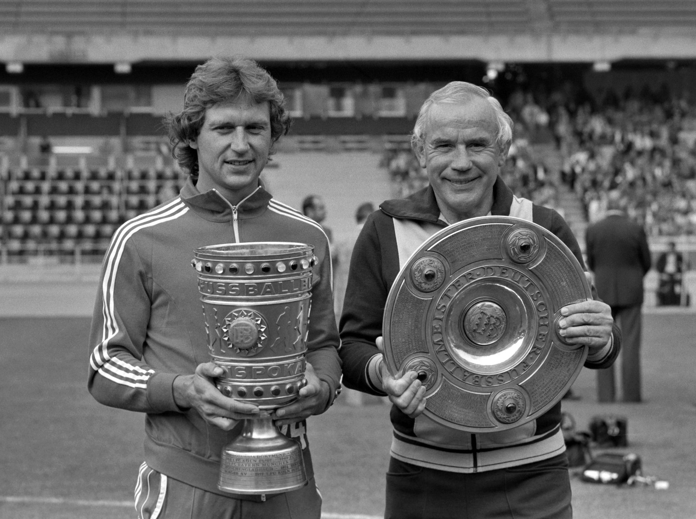 Heinz Flohe (l.) und Hennes Weisweiler (r.) mit der Meisterschale und dem DFB-Pokal im Jahr 1978. Foto: Imago Images